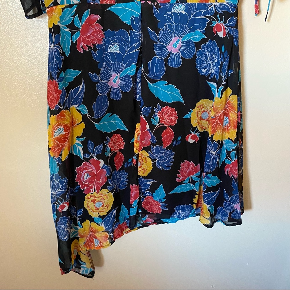 Slate & Willow Short Sleeve Asymmetric Hem Black Floral Dress - Picture 4 of 9